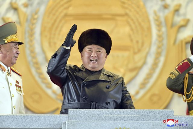 Severokorejský vůdce Kim Čong-un během vojenské přehlídky v Pchjongjangu | foto: ČTK/AP