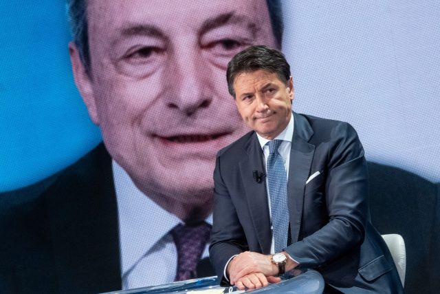 V popředí bývalý italský premiér Giuseppe Conte,  za ním současný předseda vlády Mario Draghi | foto: Fotobanka Profimedia