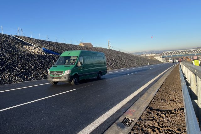 Řidiči začali využívat nový úsek dálnice D7 u Loun | foto: Robin Röhrich