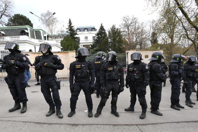 Policie před ruským velvyslanectvím v Praze | foto: Michaela Říhová,  ČTK