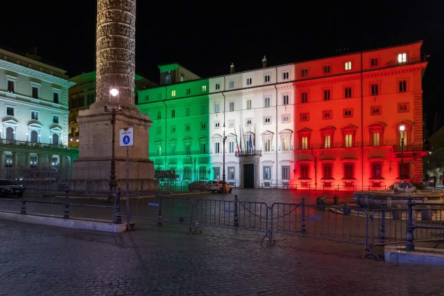 Sídlo italské vlády,  palác Chigi v Římě,  v barvách italské trikolóry | foto: Fotobanka Profimedia