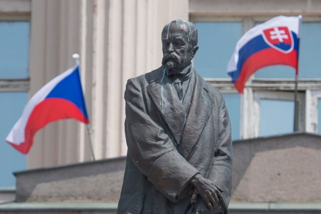 Socha Tomáše Garrigua Masaryka na stejnojmenném náměstí v Bratislavě | foto: Profimedia