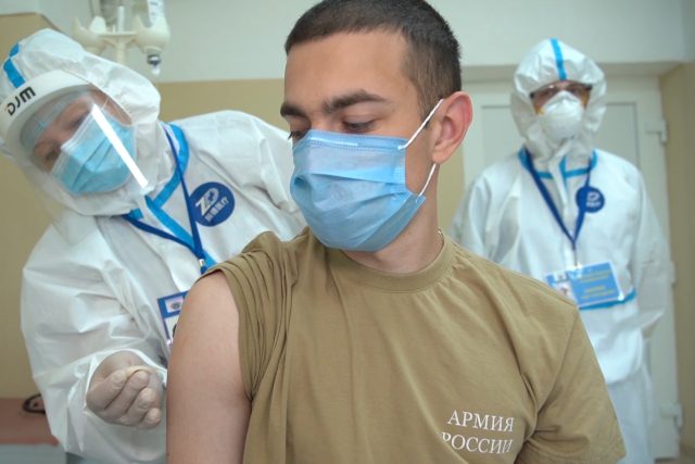 Testy ruské vakcíny proti koronaviru ve vojenské klinice Burdenko v Moskvě | foto: Fotobanka Profimedia