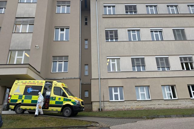 Covidoví pacienti přijíždějí k zadnímu vchodu jilemnické nemocnice | foto: Lucie Fürstová,  Český rozhlas