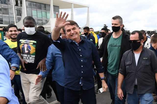 brazilský prezident Jair Bolsonaro  (Brazil's President Jair Bolsonaro greets supporters upon arrival at Planalto Palace in Brasilia) | foto: Fotobanka Profimedia