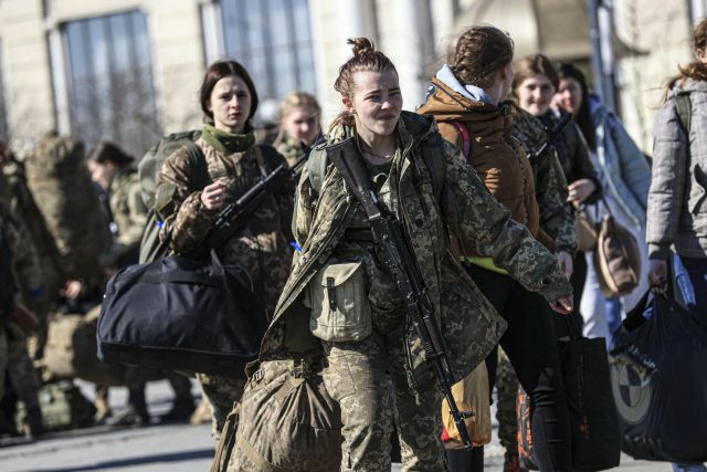 Vidíme,  že bojovnic se zbraní v ruce je na Ukrajině také hodně,  mluví se o tom,  že tvoří asi 18 procent sil zapojených do obrany,  socioložka Lucie Jarkovská | foto:  AA/ABACA,  ČTK