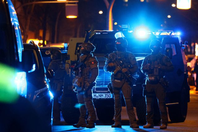 Po bývalých členech někdejší teroristické Frakce Rudé armády pátrali němečtí policisté i v berlínské čtvrti Friedrichshain | foto: Christian Mang,  Reuters