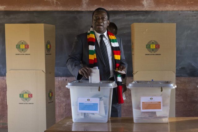 Zimbabwský prezident Emmerson Mnangagwa během voleb | foto: Jerome Delay,  ČTK/AP