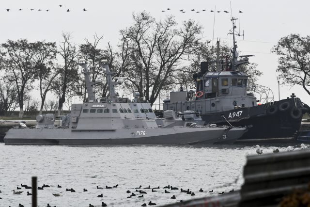 Tři ukrajinské lodě kotvící v přístavním městě Kerč na Krymu | foto: ČTK/AP