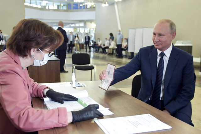 Ruský prezident Vladimir Putin během hlasování | foto: Alexei Druzhinin,  ČTK/AP