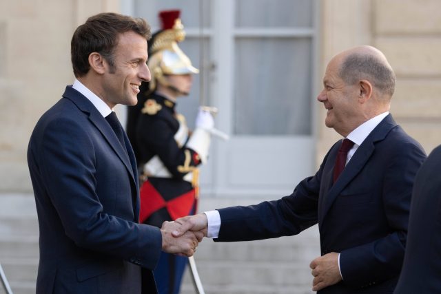 Francouzský prezident Emmanuel Macron a německý kancléř Olaf Scholz | foto: Fotobanka Profimedia