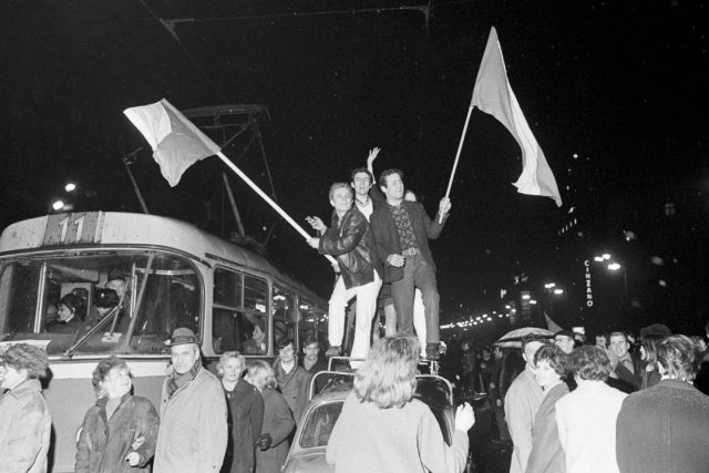 Pražané na Václavském náměstí 28. 3. 1969 během oslav vítězství čs. hokejistů nad týmem Sovětského svazu 4:3 na Mistrovství světa v ledním hokeji ve Stockholmu | foto: ČTK