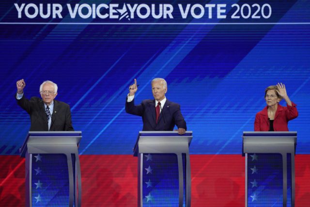 Zleva Bernie Sanders,  Joe Biden a Elizabeth Warrenová během předvolební debaty | foto: David J. Phillip,  ČTK/AP