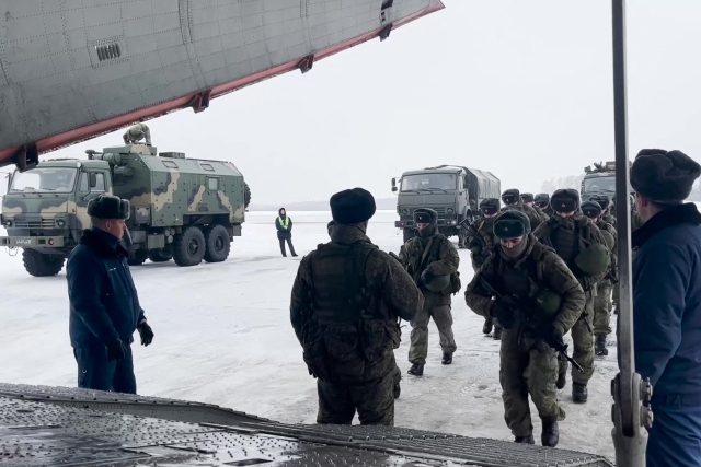 Ruští vojáci nastupují do vojenského letadla na cestě do Kazachstánu | foto: Fotobanka Profimedia