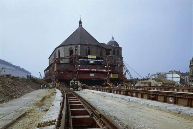 Děkanský kostel Nanebevzetí Panny Marie v Mostě na podvozku během přesunu  (30. 9. 1975) | foto: Pavel Kohl,  ČTK