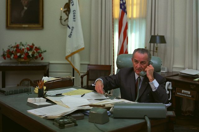 Americký prezident Lyndon B. Johnson v Oválné pracovně v lednu 1968. | foto:  Yoichi Okamoto,  LBJ Library,  CC BY 2.0