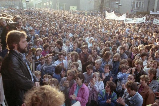 Demonstranti před radnicí v saském Plavnu  (30. říjen 1989) | foto: Bundesarchiv,  CC BY-SA 3.0