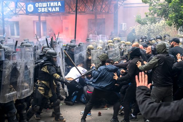 Srbové se 29. května při protestech ve Zvečanu střetli s jednotkami KFOR | foto: Fotobanka Profimedia