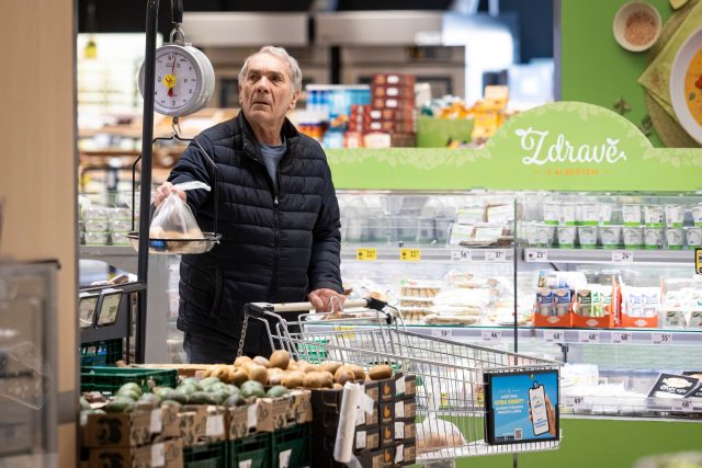 Muž váží brambory v obchodě | foto: Jan Handrejch,  Právo / Profimedia
