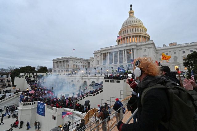 Dav protestujících vtrhl do amerického Kapitolu  (Trump Supporters Storm US Capitol) | foto: Fotobanka Profimedia