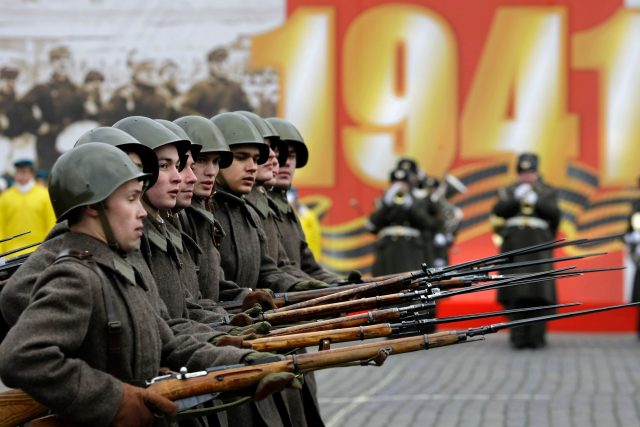 Vojenská přehlídka na Rudém náměstí  (2008); vojáci v dobových uniformách | foto: Fotobanka Profimedia
