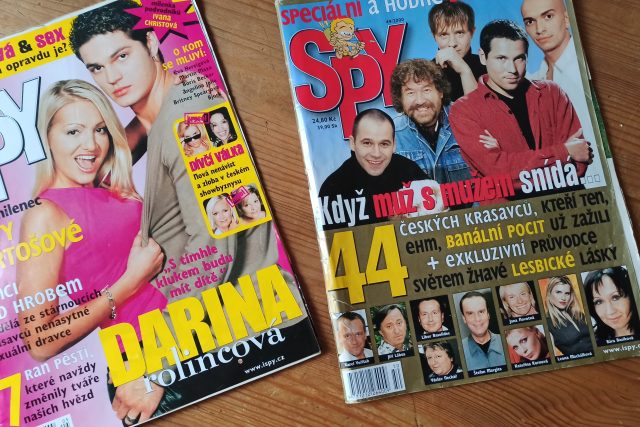 Stará čísla časopisu Spy: Módní policie,  vysvědčení celebrit,  slavní čeští gayové | foto: Jana Patočková