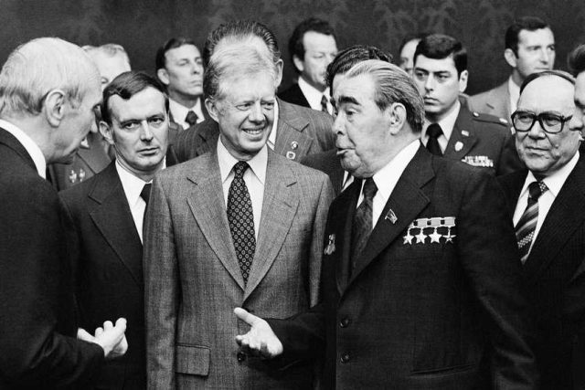 Vlevo americký prezident Jimmy Carter se sovietským prezidentem Leonidem Iljičem Brežněvem  (vpravo) v roce 1979 ve Vídni | foto: ČTK / AP