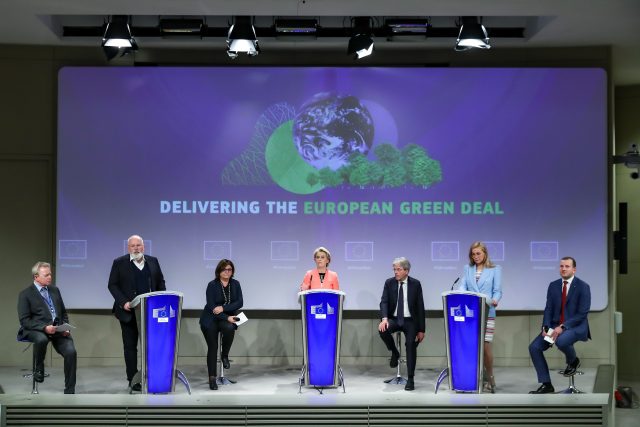 Evropská komise představila plán EU snížit do roku 2030 emise skleníkových plynů oproti roku 1990 nejméně o 55 procent | foto: Fotobanka Profimedia