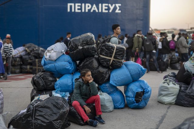 Migranti v řeckém městě Pireus | foto: Petros Giannakouris,  ČTK/AP