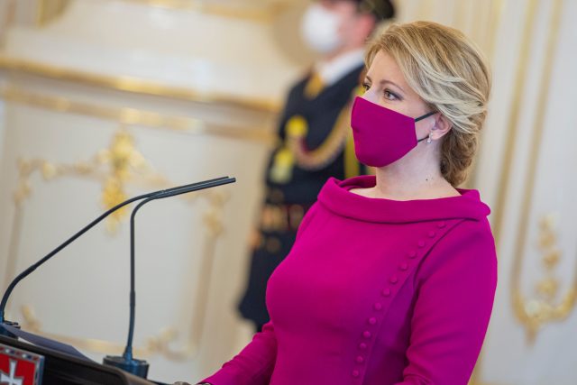 Slovenská prezidentka Zuzana Čaputová,  podle zahraničí hlava státu,  která umí nejlépe sladit roušku se svým outfitem | foto: Fotobanka Profimedia