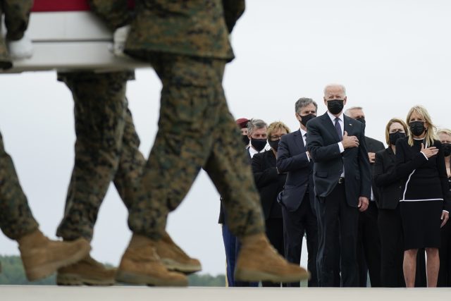 Biden prý ví,  že situace v Afghánistánu je důsledkem dohody,  kterou s Tálibánem vyjednal Trump,  Američanům se na to ale vymlouvat nemůže – šéf Bílého domu je podle nich zodpovědný za vše,  co se děje | foto: Carolyn Kaster,  ČTK/AP