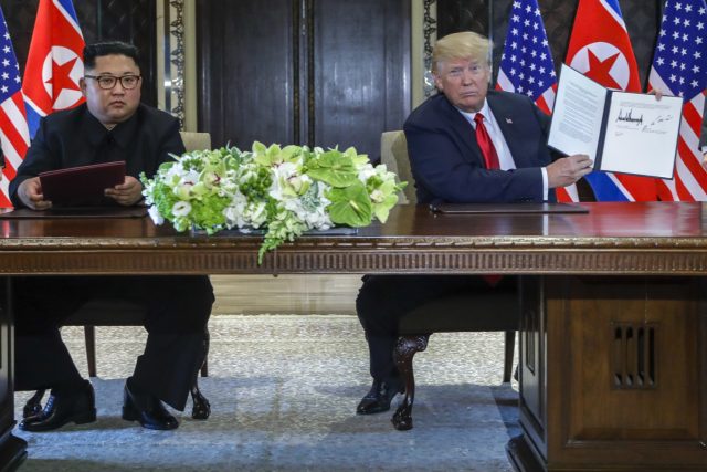 Americký lídr vyjádřil naději,  že se na rozvoji severokorejské ekonomiky budou podílet hlavně Čína a Jižní Korea,  v což ostatně doufá i Kim Čong-un | foto: Evan Vucci,  ČTK/AP