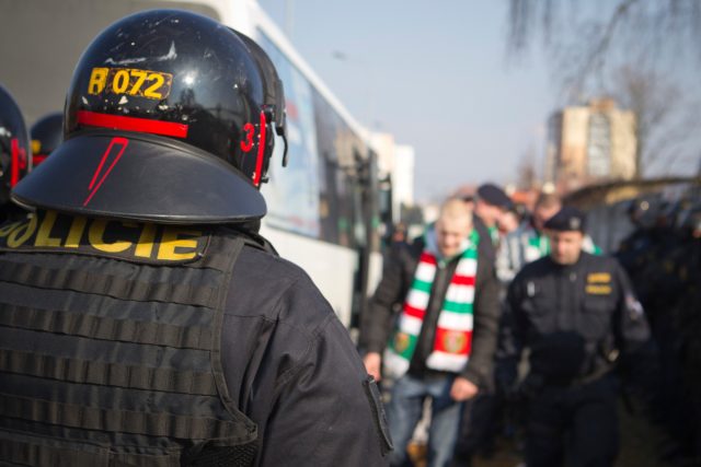 Policie před fotbalovým zápasem | foto: Profimedia