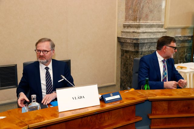Premiér Petr Fiala a ministr financí Zbyněk Stanjura během zasedání vlády | foto: Petr Horník/Právo,  Profimedia