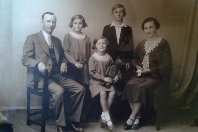 Jiřina Fořtová  (uprostřed s medvědem) s rodiči,  bratrem Miroslavem a sestrou Věrou  | foto: Post Bellum