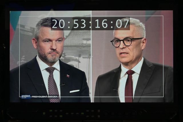 Peter Pellegrini  (vlevo) a Ivan Korčok při předvolební televizní debatě v televizi Markíza | foto: Václav Šálek,  ČTK