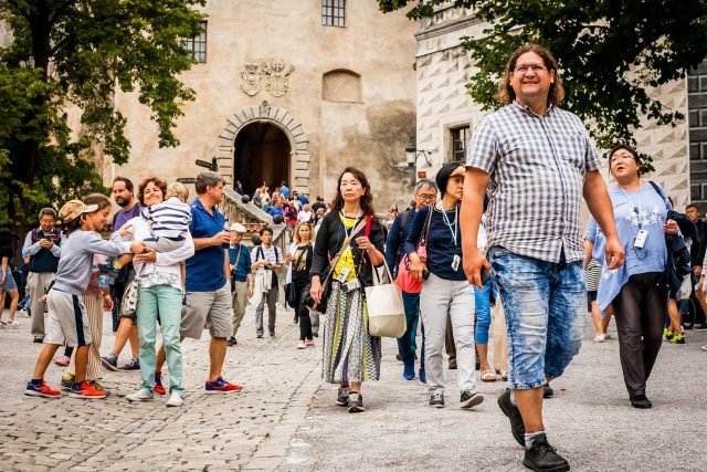 Zámek v Českém Krumlově je v létě plný turistů,  stejně jako zbytek města | foto: Petr Lundák,  MAFRA / Profimedia