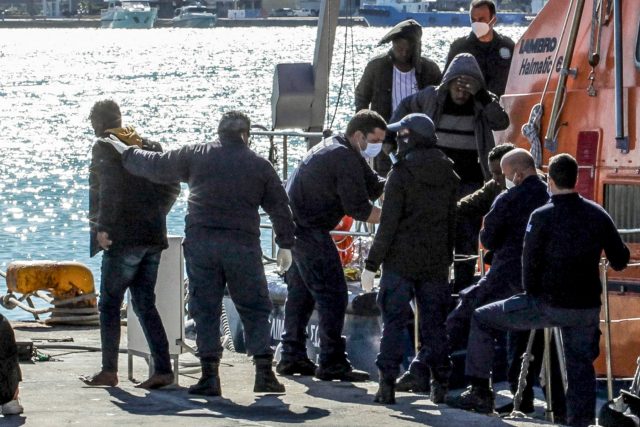 Řecká pobřežní stráž na ostrově Chios zachránila 20 lidí z lodi s migranty,  která se potopila v Egejském moři | foto: Fotobanka Profimedia