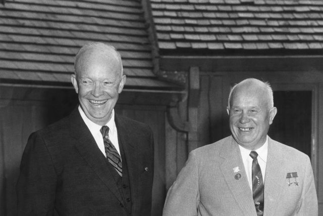 Zleva americký prezident Dwight Eisenhower a první tajemník Komunistické strany Sovětského svazu Nikita Sergejevič Chruščov v roce 1959 | foto: Fotobanka Profimedia