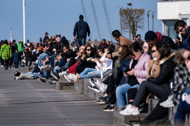 Lidé tráví víkend ve švédském přístavu v Malmö | foto: Fotobanka Profimedia