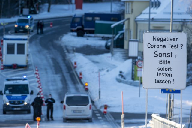 Cedule upozorňuje na povinnost testování před hraničním přechodem ve Strážném na Prachaticku | foto: Václav Pancer,  ČTK
