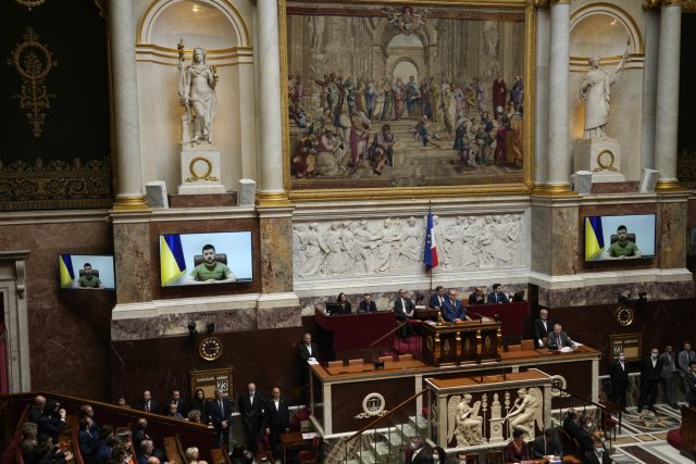 Ukrajinský prezident Volodymyr Zelenskyj promluvil ve francouzském parlamentu | foto: Francois Mori,  ČTK/AP