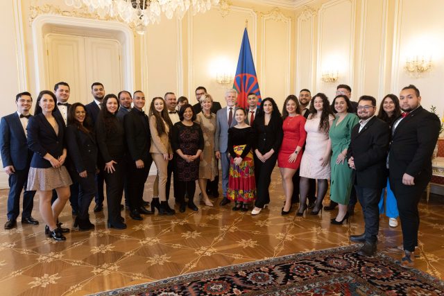 Romští studenti na setkání s prezidentem Petrem Pavlem a jeho manželkou Evou | foto: Kancelář prezidenta republiky