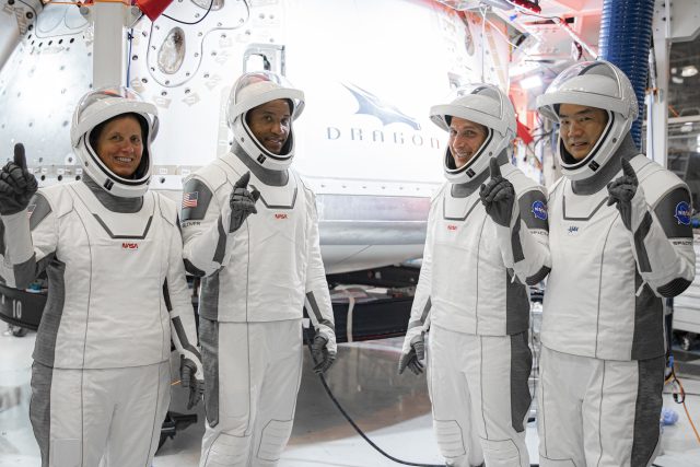 Posádka první operační mise soukromé lodi Crew Dragon společnosti SpaceX - Američanka Shannon Walkerová,  její kolegové z oddílu NASA Victor Glover a Michael Hopkins a japonský astronaut Soichi Noguchi | foto: SpaceX