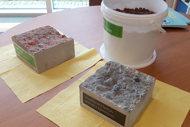 Kyblík plný cihelné drtě můžete buď vyhodit,  nebo z něj udělat nový beton  (vzorek vlevo). | foto: Petr Kološ