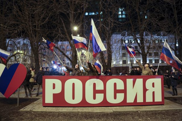 Lidé v Doněcku s ruskými vlajkami | foto:  Alexei Alexandrov,  ČTK/AP