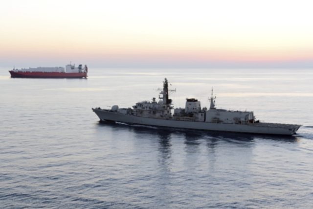 Britská ministryně obrany Penny Mordauntová po zásahu pochválila posádku britské fregaty HMS Montrose a poděkovala královskému námořnictvu,  ale britská vláda zároveň zdůrazňuje,  že nechce stupňovat napětí v této oblasti | foto: ČTK/AP