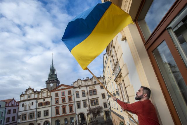 Pardubická radnice vyvěsila ukrajinskou vlajku na podporu tamním obyvatelům | foto: Josef Vostárek,  ČTK