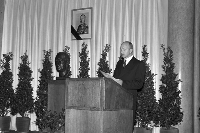 Tryzna za Reinharda Heydricha: kolaborant Vladimír Krychtálek při projevu na shromáždění Národního svazu novinářů v Presseklubu | foto: ČTK