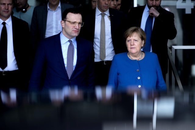Kancléřka Angela Merkelová: „60 až 70 procent lidí v Německu se nakazí koronavirem.“ Ministr zdravotnictví Jens Spahn: „80 procent infikovaných přečká epidemii bez symptomů.“ | foto: Fotobanka Profimedia